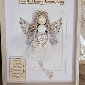 Aniołek komunijny rękodzieło, biało-beżowy, z drewna i przędzy.