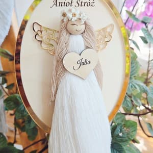 Aniołek Stróż, biały z drewnianą głową i sznurkową suknią, personalizowany, z drewna i sznurka.