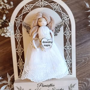 Aniołek komunijny, biały z koronką, na drewnianej podstawie, rękodzieło z drewna, tkaniny i włóczki.