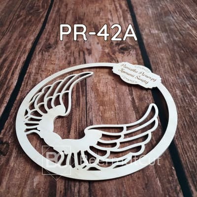 Obręcz ze skrzydłami, wycinana laserowo ze sklejki, pamiątka Pierwszej Komunii Świętej.