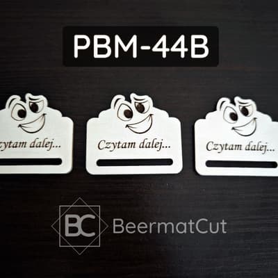 Baza do zakładki wycinana laserowo ze sklejki, z motywem uśmiechniętej buźki i napisem "Czytam dalej..."