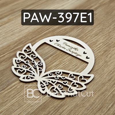 Skrzydła na obręczy ze sklejki, wycinane laserowo, pamiątka Chrztu Świętego z sercami.