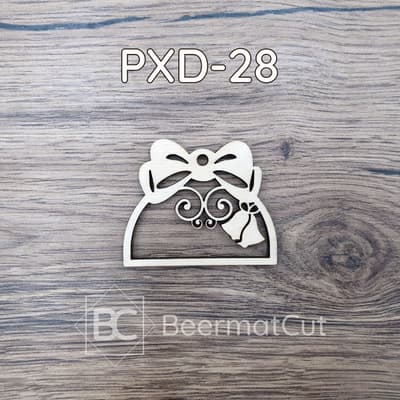 Baza pod makramę wycinana laserowo ze sklejki, motyw prezentu z kokardą i dzwonkami.