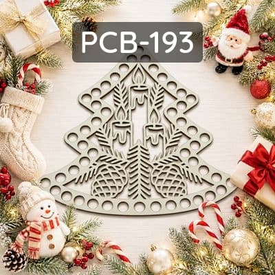 Base per cesto macramè, compensato tagliato laser, a forma di albero di Natale con candele e pigne.