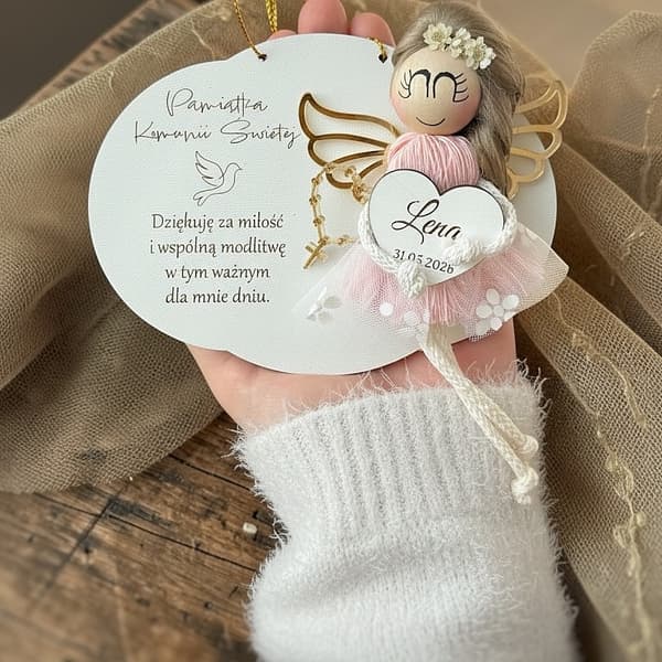 Podziękowanie Komunia Święta, aniołek z różowym tiulem, personalizowane, drewno i włóczka.