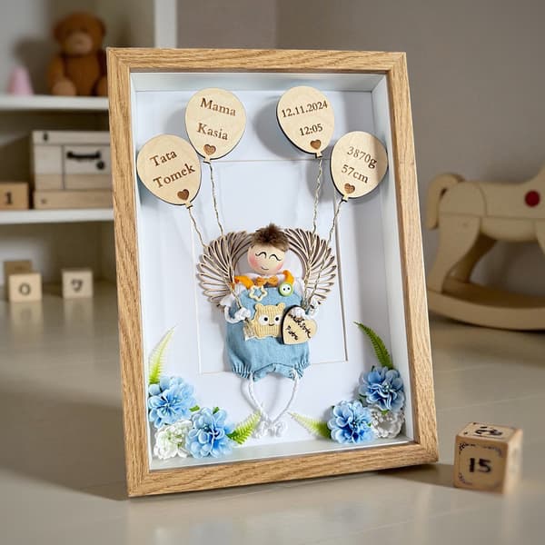 Dekoracja ramka 3D, pamiątka narodzin z aniołkiem, błękitnymi kwiatami i personalizowanymi balonami z drewna i tkaniny.