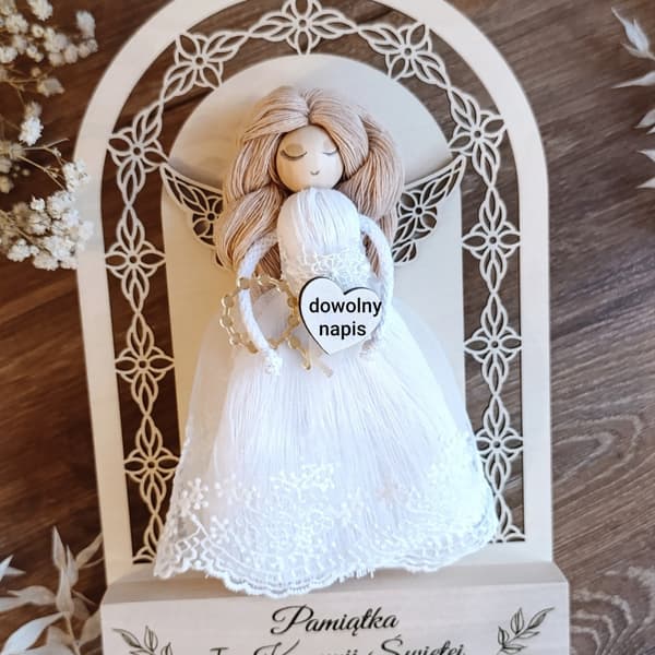 Aniołek komunijny, biały z koronką, na drewnianej podstawie, rękodzieło z drewna, tkaniny i włóczki.